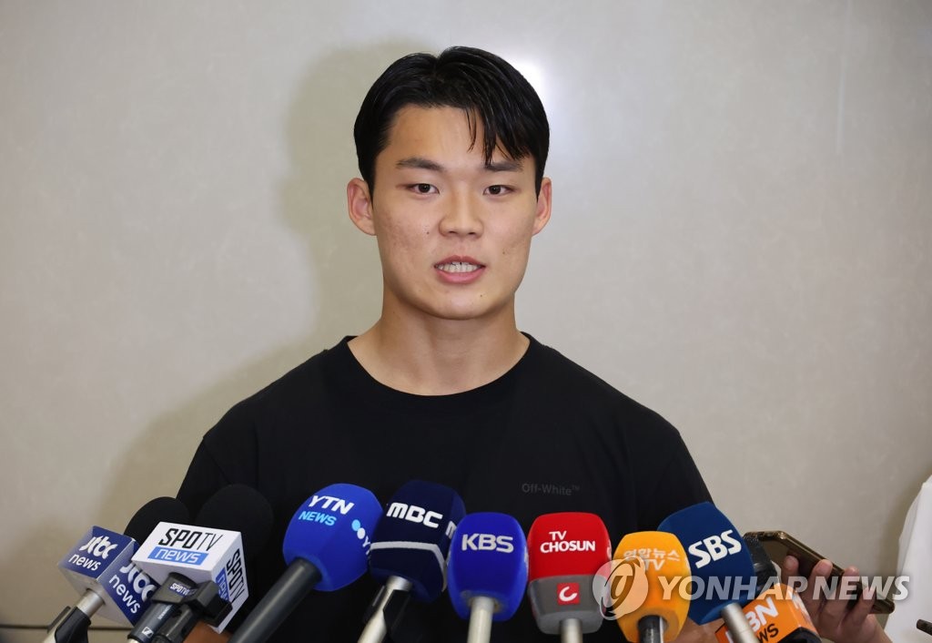 心系红魔，弗格森观看流浪者比赛时手机还在查看曼联的比分